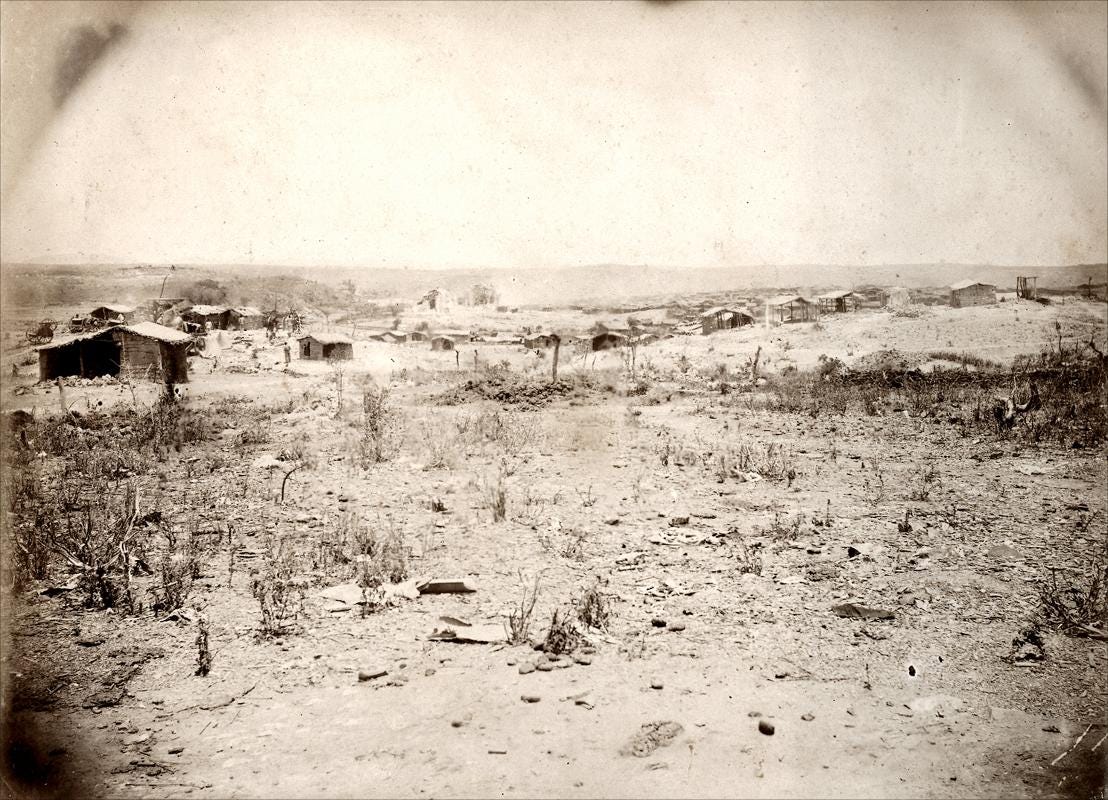 Vista parcial del sur Canudos. Foto de Flávio de Barros de 1897 https://brasilianafotografica.bn.gov.br/brasiliana/handle/20.500.12156.1/4831
