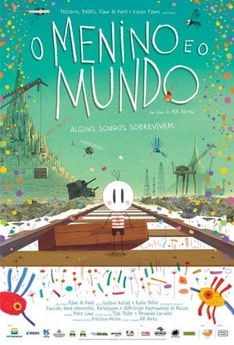 A imagem é o cartaz do filme de animação brasileiro "O Menino e o Mundo". O cartaz apresenta:  Personagem Principal: Um garoto de corpo branco e traços simples, usando uma camisa listrada e shorts, está em pé no centro, olhando para a frente. Cenário: O menino está sobre trilhos de trem de madeira que se estendem em direção ao fundo da imagem. Fundo: O fundo é dominado por um céu verde-azulado vibrante com pontos coloridos. A paisagem é industrial, com guindastes, edifícios altos e o que parece ser uma fábrica.  Texto: O título "O MENINO E O MUNDO" está proeminentemente exibido na parte superior, e a frase "ALGUNS SONHOS SOBREVIVEM" aparece logo abaixo. 