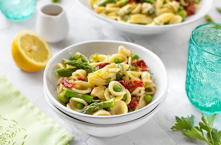 Pasta salad with asparagus and spring vegetables