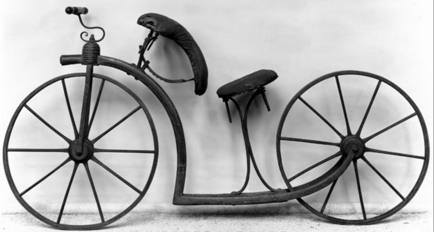 A close up of a bicycle

Description automatically generated