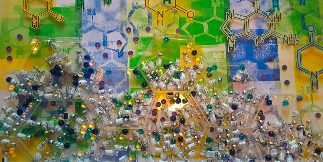 In Szene gesetzt: Leere Impfstoff-Fläschchen erfüllen nun doch noch einen Zweck. Als Kunst erinnern sie an die Coronavirus-Pandemie. / Foto: privat