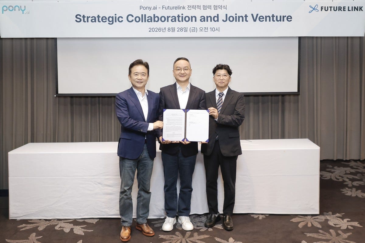 [CAPTIONS]
At the strategic partnership signing ceremony between Pony.ai and FutureLink held at the Conrad Seoul in Yeouido, Seoul, on the 28th, Nam Kyung-pil (from left), chairman of FutureLink and PonyLink, James Peng, co-founder and CEO of Pony.ai, and Cha Doo-won, CEO of FutureLink, pose with the agreement. Photo courtesy of FutureLink - Seoul Economic Daily Finance News from South Korea