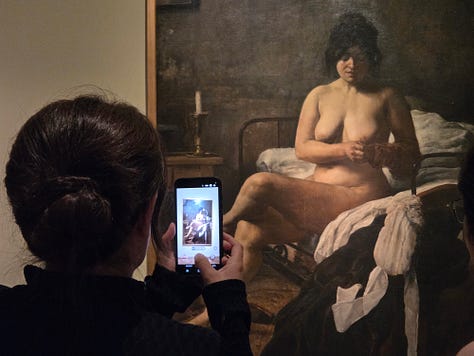 Three scenes at the MNBA: visitors closely observe paintings and photograph them with their phones, revealing the relationship between the original artwork and its digital capture. © National Museum of Fine Arts (MNBA)