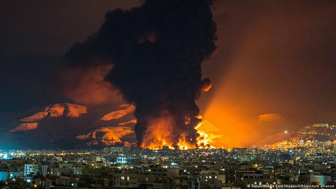 دود و آتش پس از حملات هوایی به یک انبار نفت در تهران