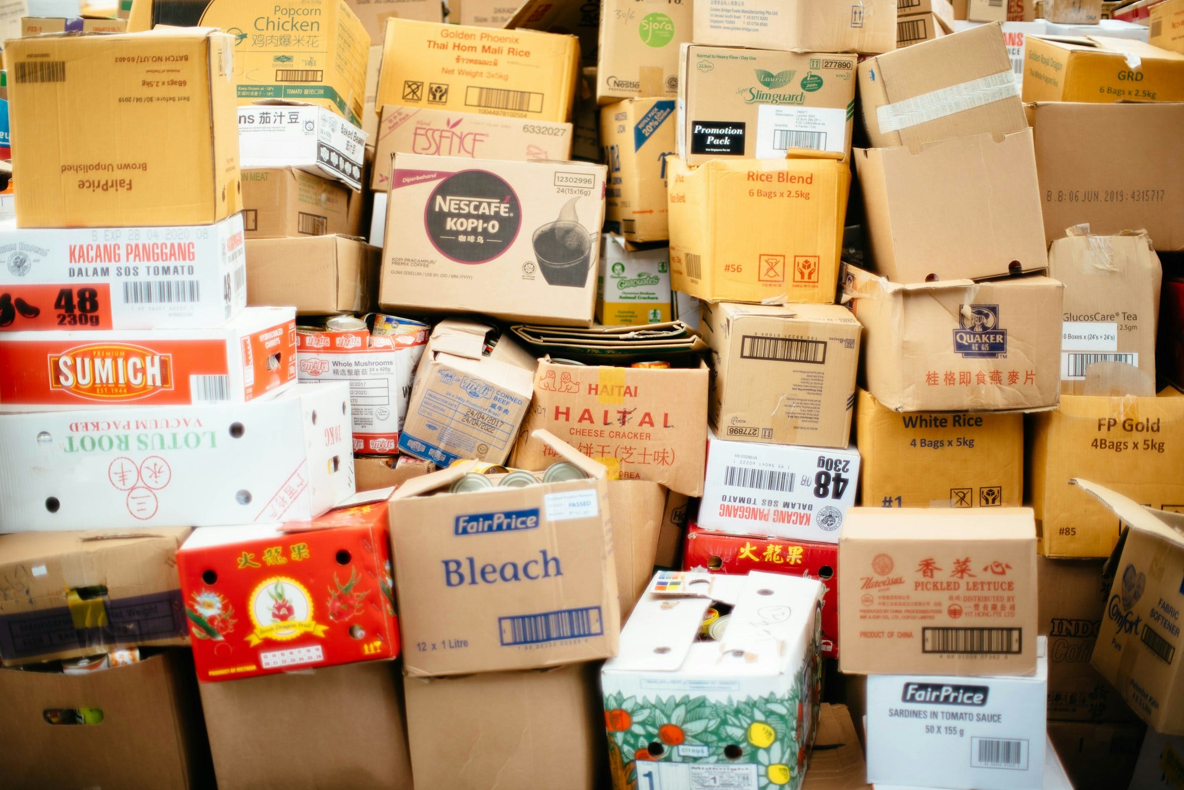 Une photo de cartons empilés les uns sur les autres