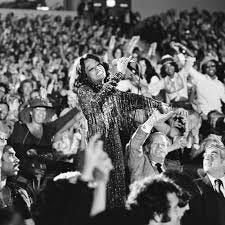 Diana Ross at Caesars Palace, 1977 | Singer. Actress. Fashion icon. Legend. Diana  Ross and the Supremes would have 12 number-one singles and become the most  successful vocal group of all time.