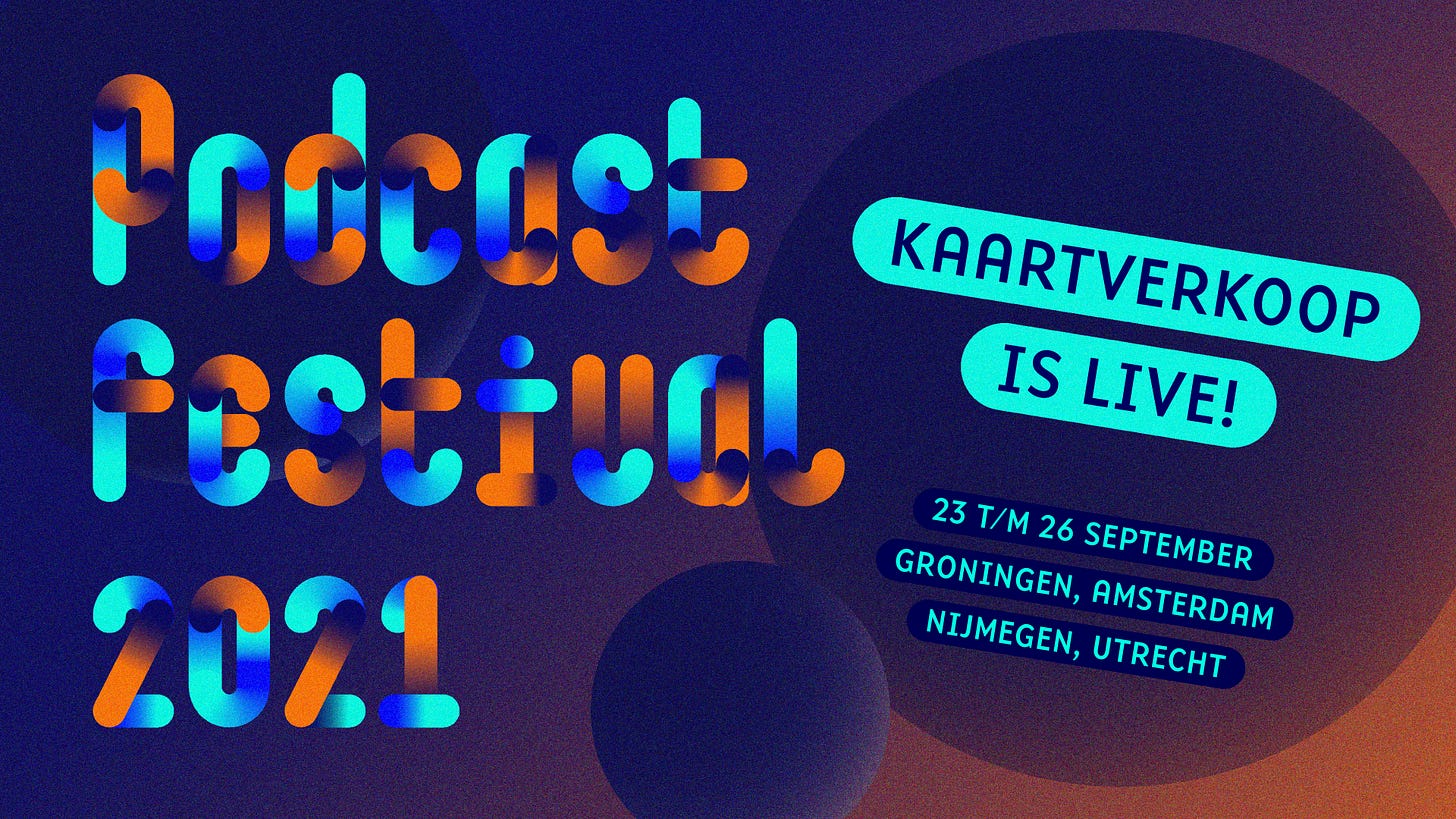 Artwork van het Podcastfestival 2021. De hoofdkleuren zijn donkerblauw en orjanje, op de achtergrond zie je bollen die contouren van planeten kunnen zijn. Het lettertype is ook met heel neon lichtblauw. Rechts een banner met de tekst KAARTVERKOOP IS LIVE! 23 t/m 26 september Groningen, Amsterdam, Nijmegen en Utrecht. Artwork van het Podcastfestival 2021. De hoofdkleuren zijn donkerblauw en orjanje, op de achtergrond zie je bollen die contouren van planeten kunnen zijn. Het lettertype is ook met heel neon lichtblauw. Rechts een banner met de tekst KAARTVERKOOP IS LIVE! 23 t/m 26 september Groningen, Amsterdam, Nijmegen en Utrecht.