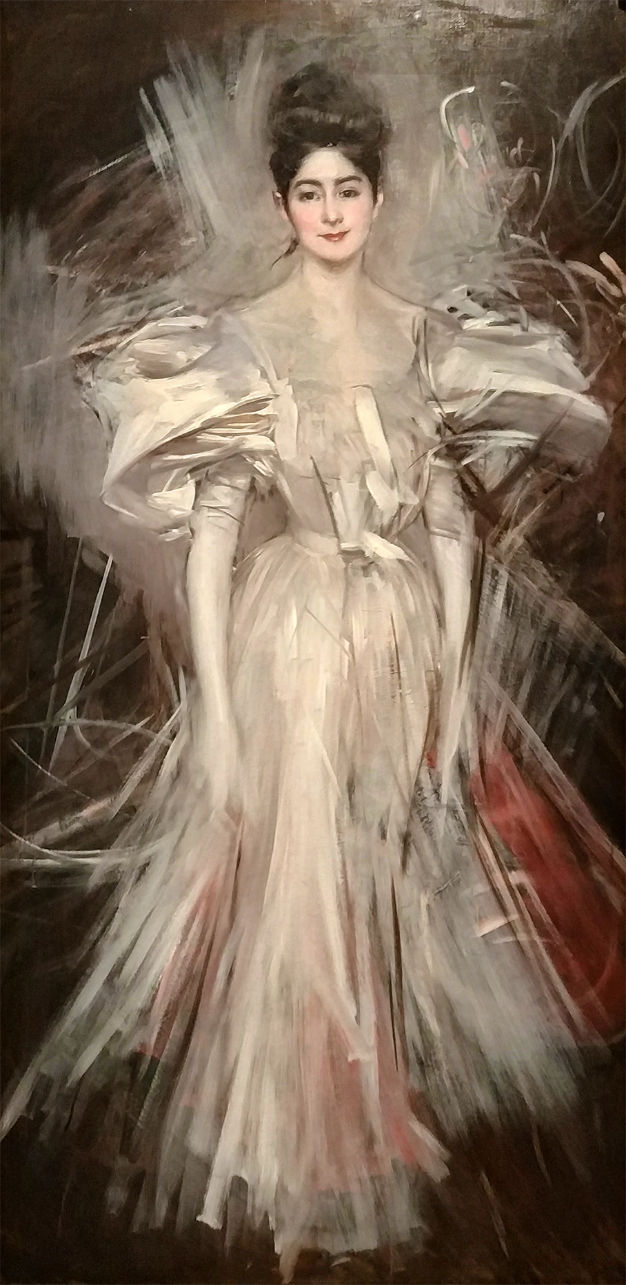 portrait d'une femme mondaine dans une robe en soie blanche