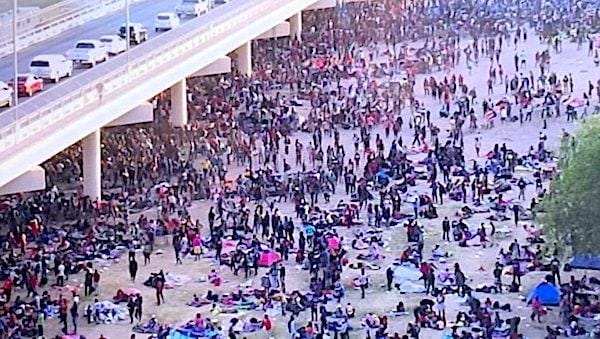 Thousands of immigrants gather near the U.S. southern border in September 2021. (Photo courtesy FOXLA via Twitter)