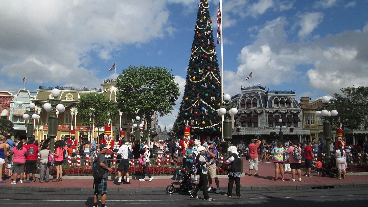 Main Street, U.S.A., decorated for Christmas at Magic Kingdom. Image: Ivan Curra via Wikimedia Commons