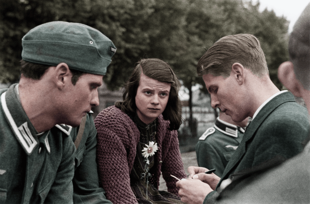 r/HistoryPorn - Members of German resistance movement 'White Rose' in 1942. Colourised [2000 x 1314]