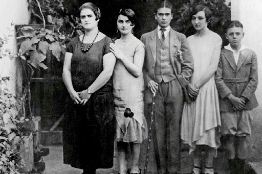 A 17-year old Frida Kahlo poses for a family photo wearing a traditional  gentleman's 3-piece suit, 1924. : r/OldSchoolCool