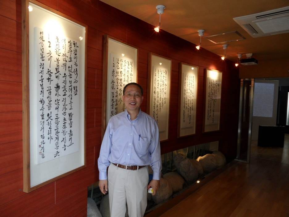 A person standing in front of a wall with art

AI-generated content may be incorrect.