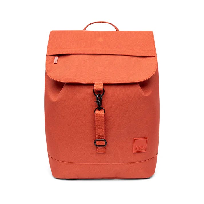 Dos mochilas de la marca Lefrik de los modelos Handy y Scout en color naranja caldera