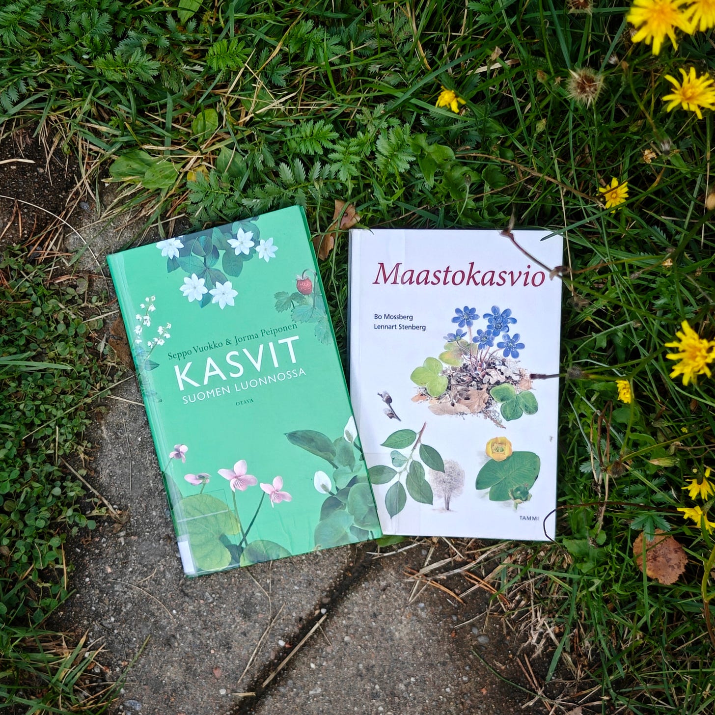 Kuvassa kaksi kirjaa Kasvit Suomen luonnossa ja Maastokasvio