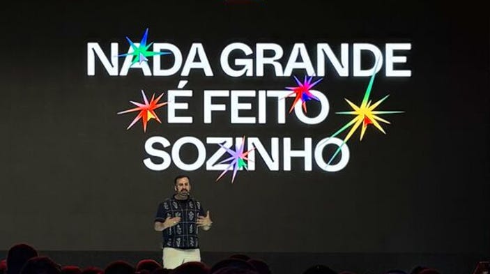 Slide de Noah escrito 'Nada grande é feito sozinho'
