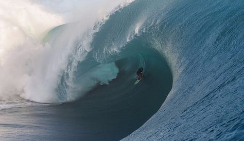 photos of the heaviest wave in the world located in Teahupoo, Tahiti