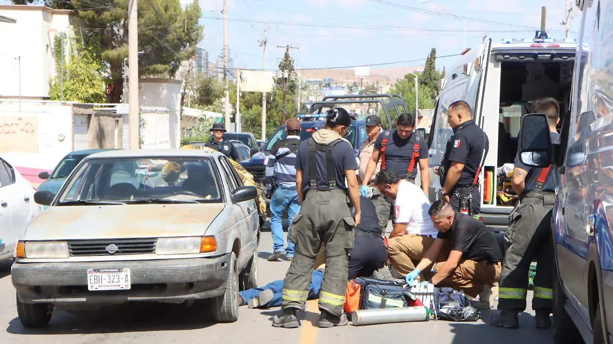Hombre Infartado movilización paramédicos ambulancia 