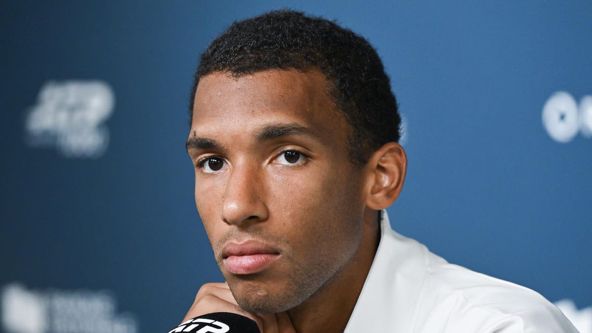Félix Auger-Aliassime en conférence de presse pour annoncer son retrait de l'Omnium Banque Nationale. Photo : La Presse canadienne / Graham Hughes Félix Auger-Aliassime en conférence de presse pour annoncer son retrait de l'Omnium Banque Nationale. Photo : La Presse canadienne / Graham Hughes