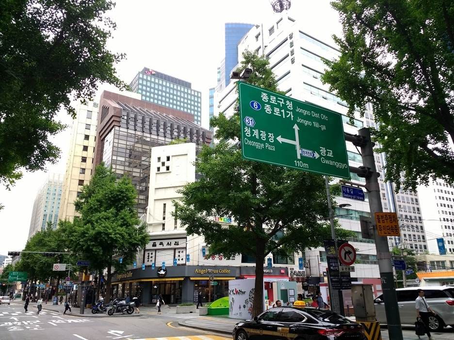 A street with trees and buildings

AI-generated content may be incorrect.