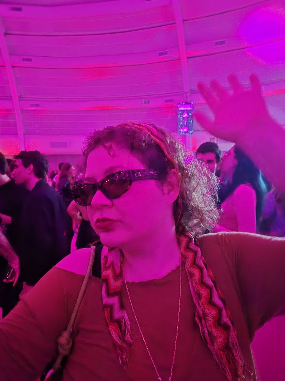 eu dançando mt louca na balada de óculos escuros