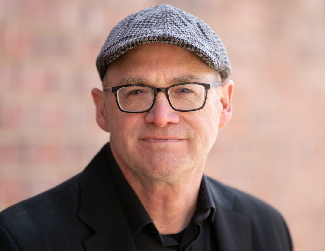 Bio – Lee Gowan