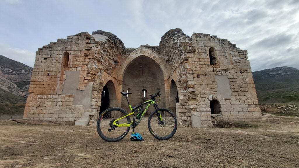 Bikerafting a la Serra del Montsec. Foto: Javi Castillo (https://montsecloop.com)