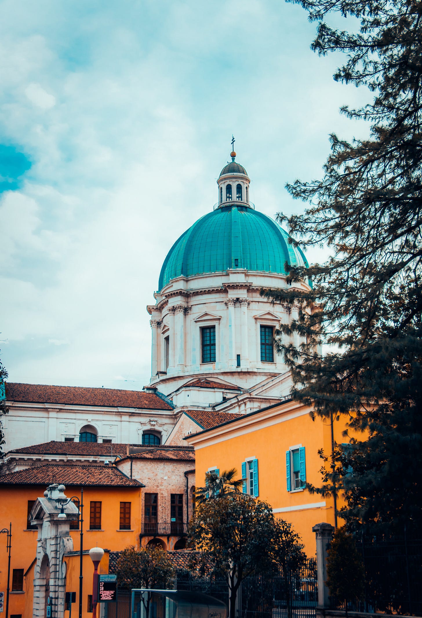 Cattedrale di Santa Maria Assunta også kaldet Duomo Nuovo-katedralen i Brescia. Foto: Miti (via Unsplash). Cattedrale di Santa Maria Assunta også kaldet Duomo Nuovo-katedralen i Brescia. Foto: Miti (via Unsplash).