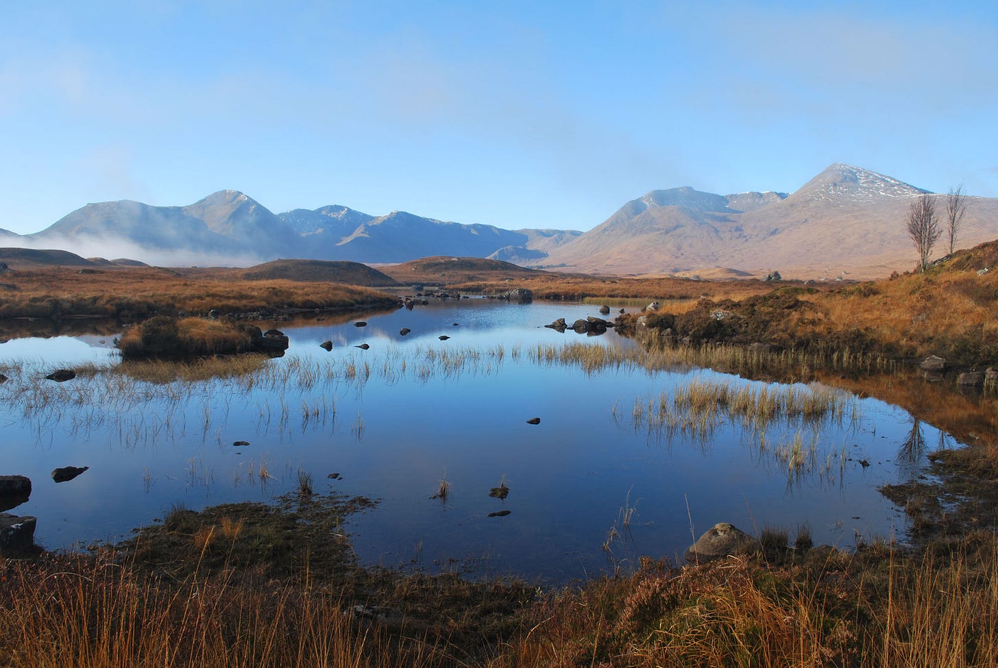 pool, mountains behind