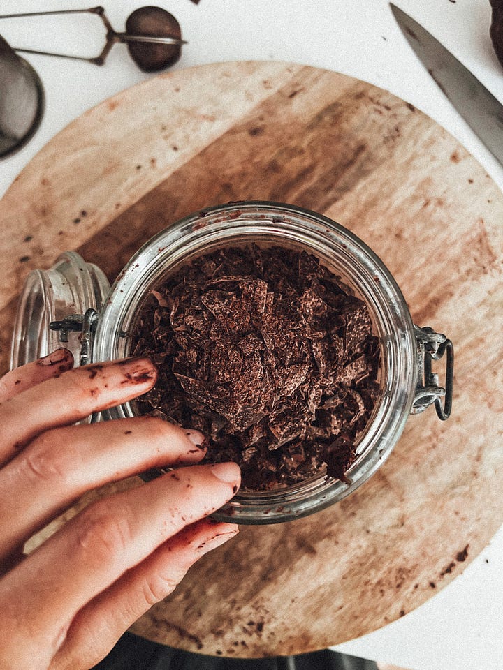 Copeaux de cacao découpés au couteau depuis un bloc de cacao cérémoniel