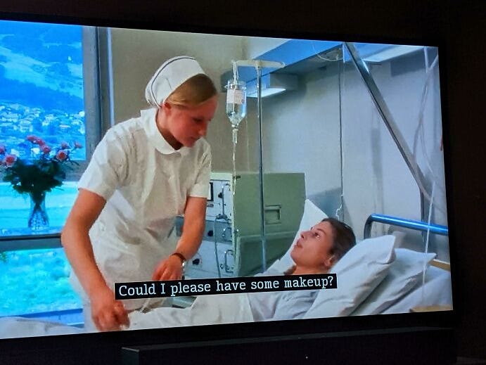 La donna sul letto: "Could I please have some makeup?"