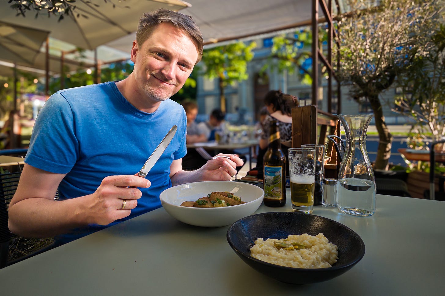 Der Biologe Martin Reich sitzt auf der Terrasse des Restaurants «Löscher» in Bern vor einem Hauptgang mit Räucher-Tofu und Zitronen-Risotto. Er hält Messer und Gabel in den Händen, auf dem Tisch stehen Bier und Wasser; im Hintergrund sitzen weitere Gäste unter Bäumen und Sonnenschirmen. Der Biologe Martin Reich sitzt auf der Terrasse des Restaurants «Löscher» in Bern vor einem Hauptgang mit Räucher-Tofu und Zitronen-Risotto. Er hält Messer und Gabel in den Händen, auf dem Tisch stehen Bier und Wasser; im Hintergrund sitzen weitere Gäste unter Bäumen und Sonnenschirmen.