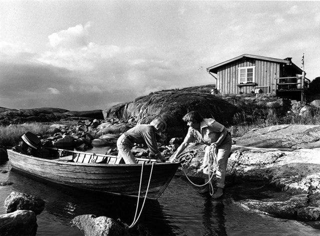 Tove Jansson and Tuulikki Pietilä dock a rowboat in a black and white photograph.