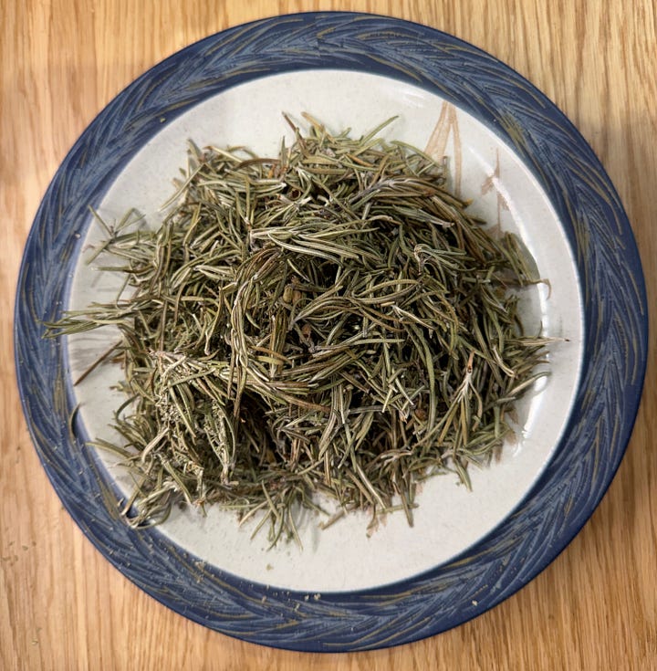 Preparation of powder stages from whole dried leaf to powder in a glass jar 