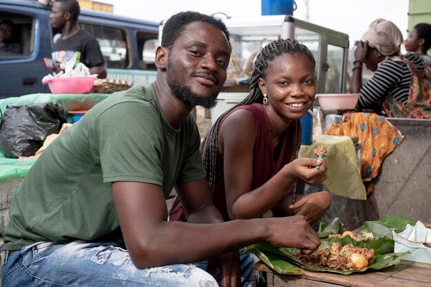 Les Africains mangent de la nourriture de rue