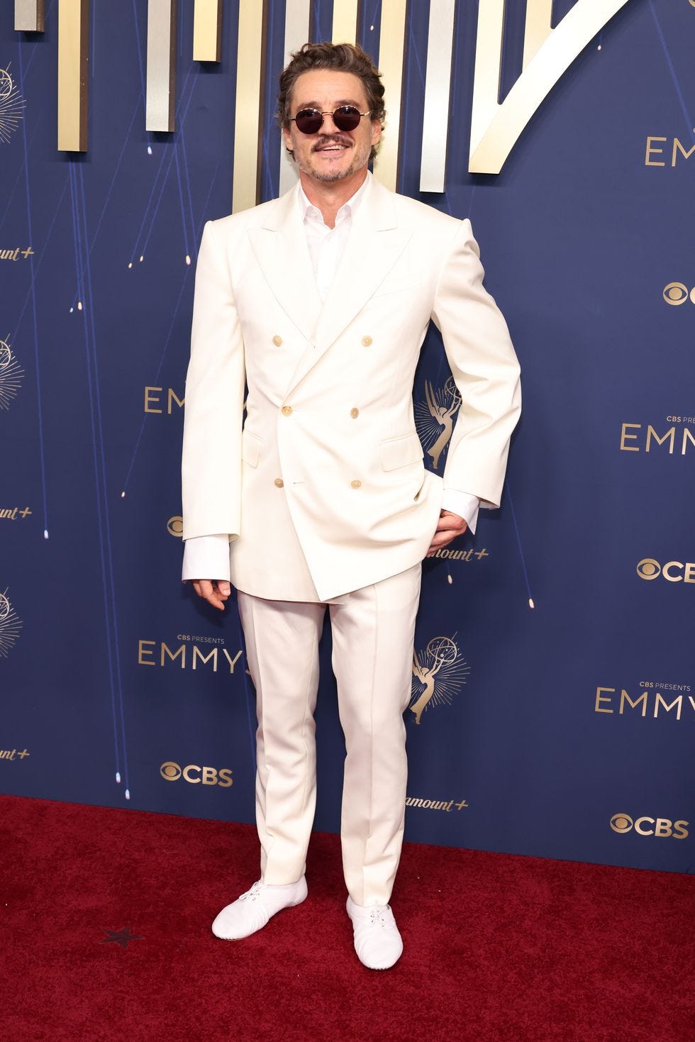 Pedro Pascal Wears an All-White Suit at the Emmys Red Carpet 2025