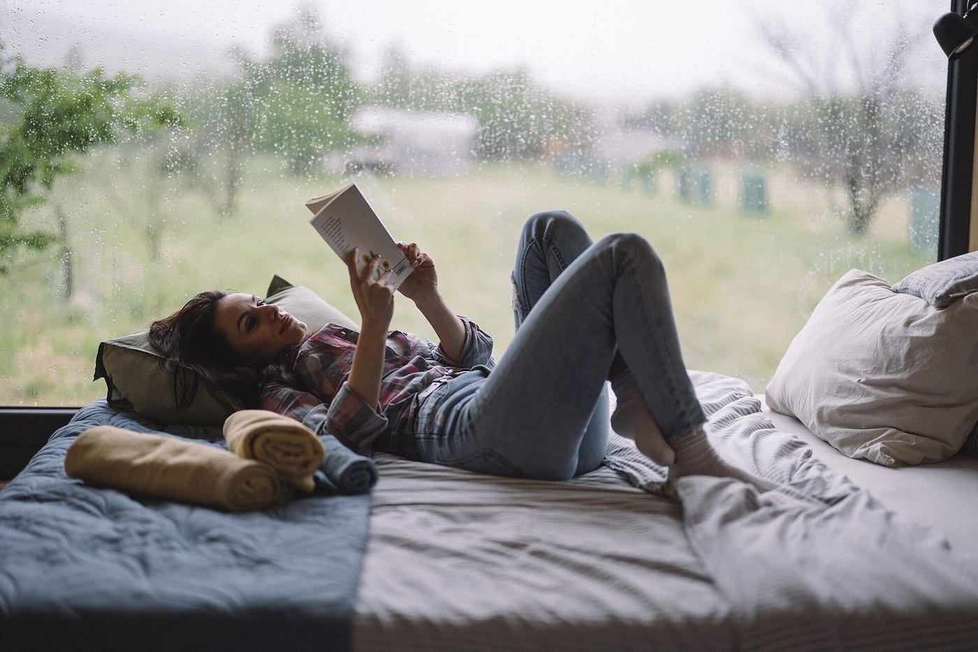 雨の日、窓辺で本を読む時間