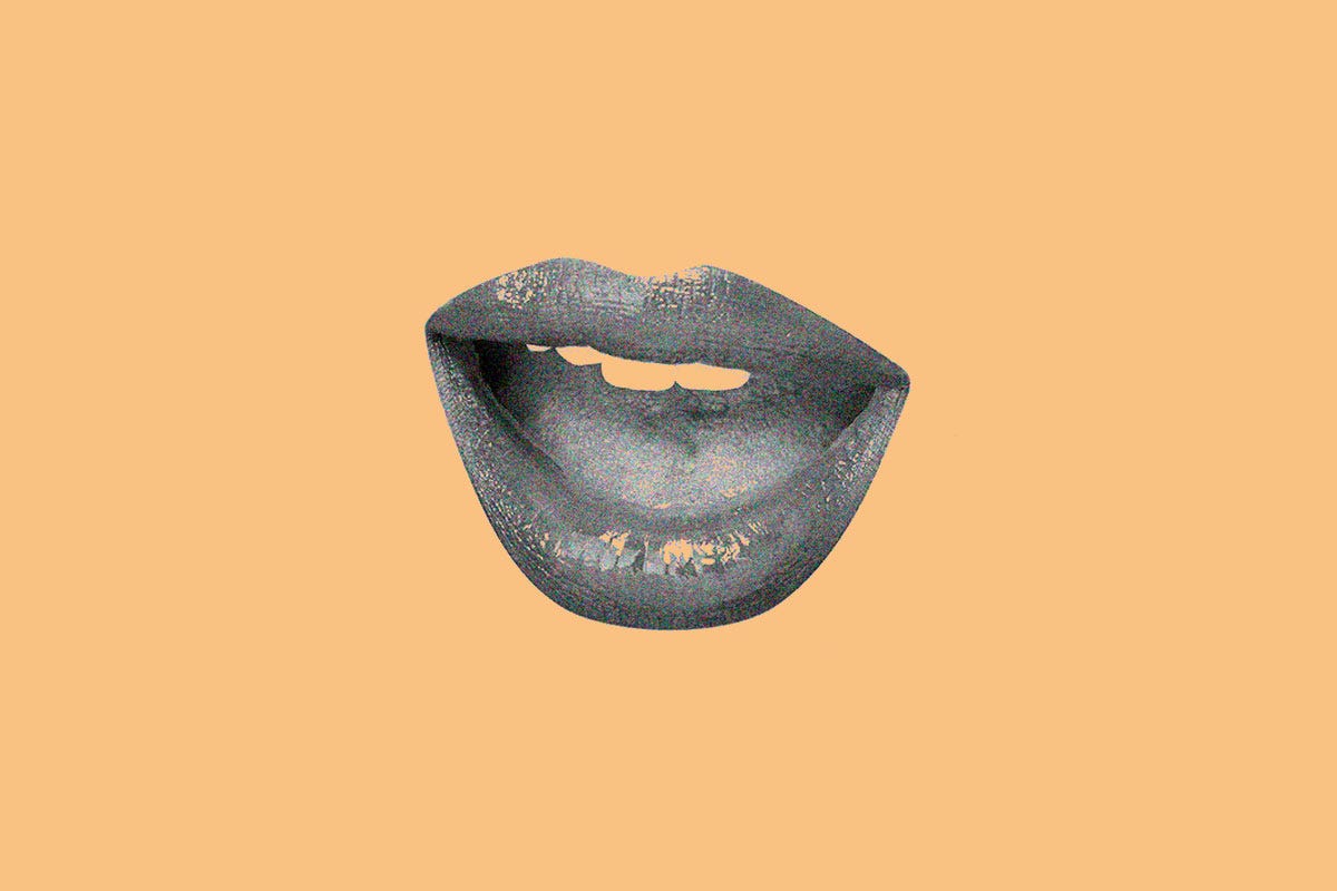 Imagem de uma boca aberta em preto e branco sobre fundo neutro de cor pêssego.