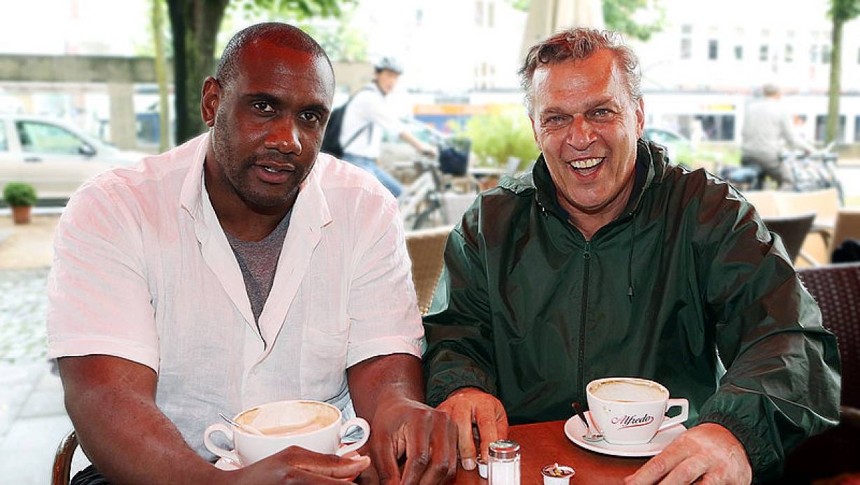 Denauld Brown (l.) und Dale Heffron funktionieren den Kaffeetisch zu einer Taktiktafel um. | &copy; FOTO: REIMAR OTT