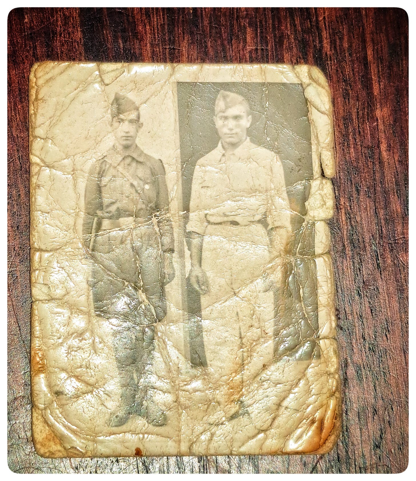 Foto con dos soldados. Mi abuelo materno es el soldado con el uniforme claro. Valle de Alhucemas, 1937. Archivo familiar