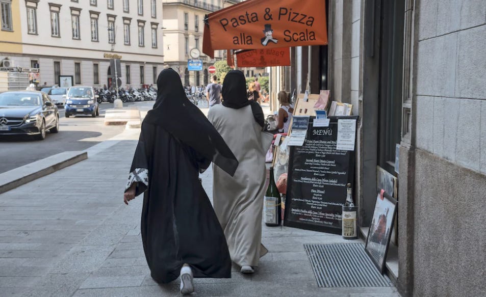 Burkaan pakotettuja musliminaisia Italiassa.