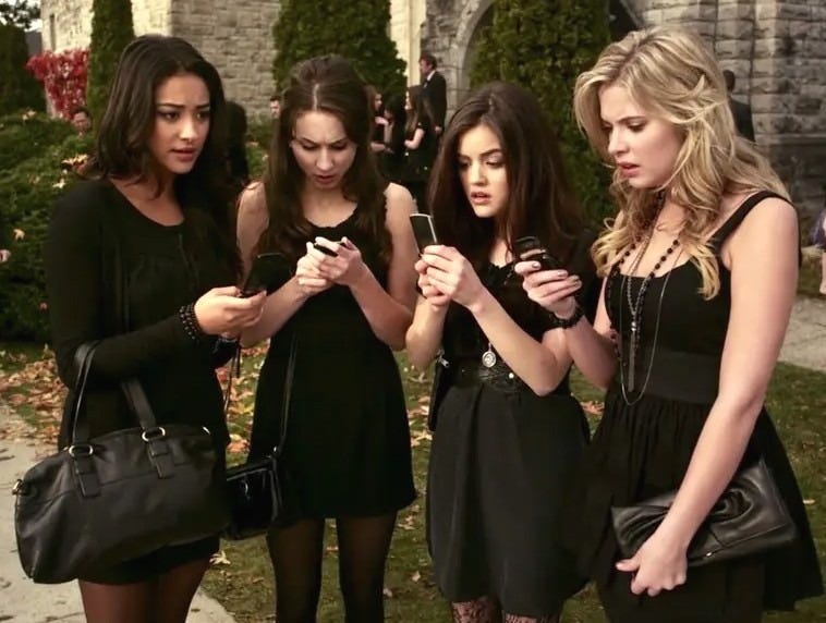 alison dilaurentis black dress 12 Ali's outfit ideas