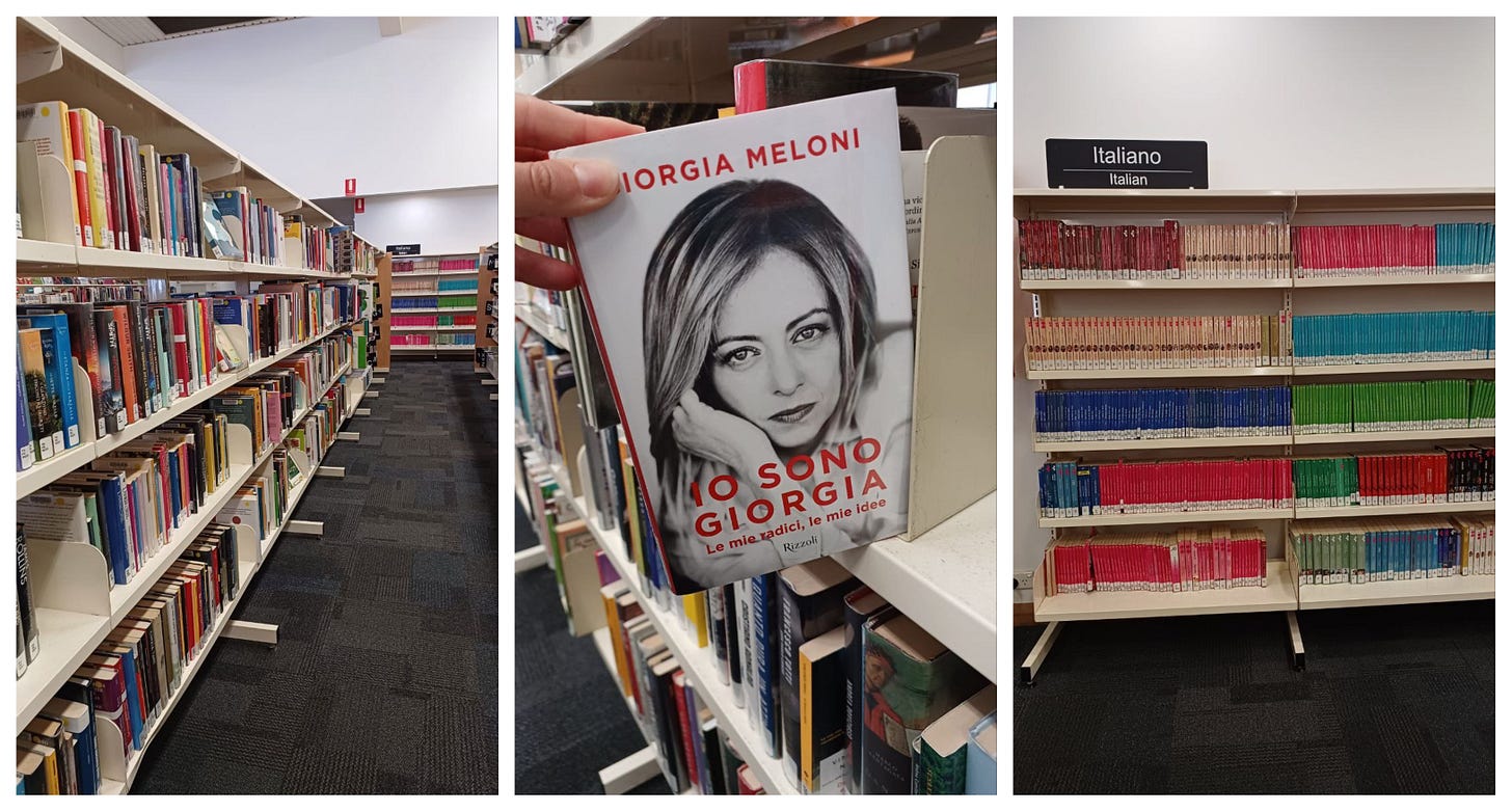 Tre immagini dalla biblioteca pubblica di Coburg: il lungo scaffale di libri italiani, la copertina della bibliografia di Giorgia Meloni, il grande scaffale dedicato solo agli Harmony.