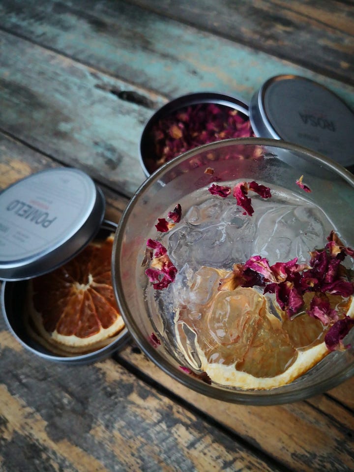 Gin tonic con flores - flores comestibles en la cocina