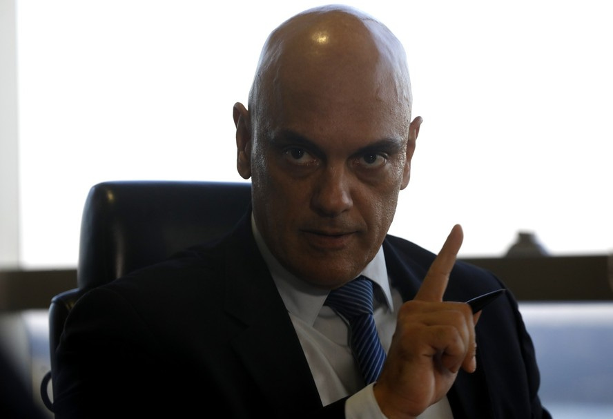 Moraes ordena bloqueio de veículos e aeronaves da Starlink no Brasil