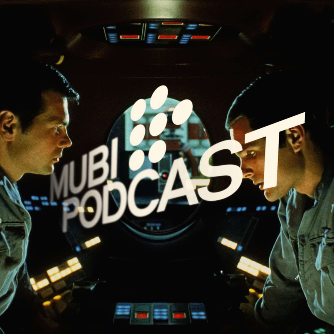odcast artwork met de grote, witte, schuin gedrukte tekst 'MUBI PODCAST' in het midden. Achter de tekst staat een grafisch element van witte stippen. Op de achtergrond zijn twee mannen in profiel te zien die elkaar aankijken. Ze bevinden zich in een donkere, futuristische setting die lijkt op de binnenkant van een ruimteschip, omringd door oplichtende panelen en knoppen. Het betreft een still uit de film 2001: a space oddysey