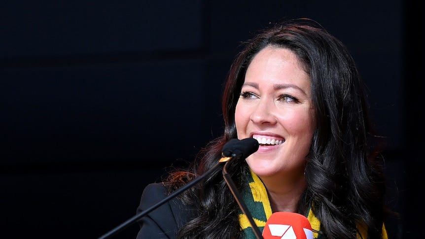 Мел Маклафлин выступает на сцене и улыбается. Мел Маклафлин выступает на сцене и улыбается.