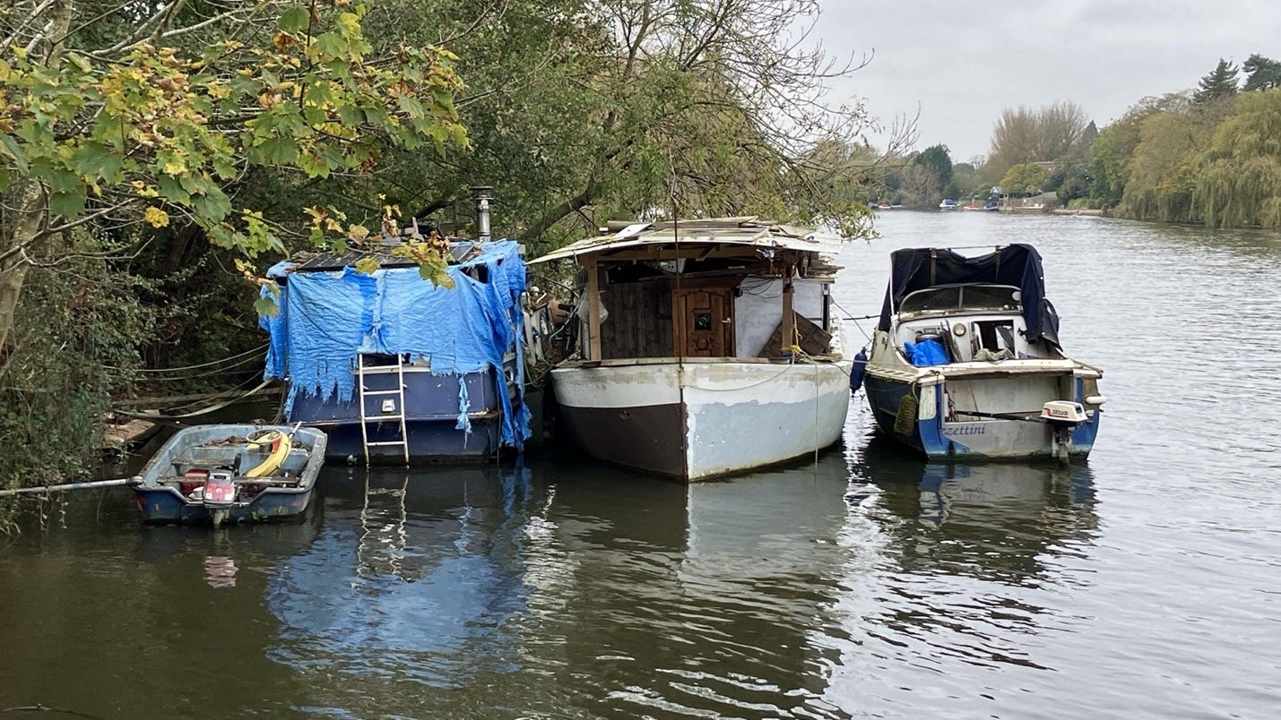 Trespassing boat owners in West Molesey told they must go - BBC News Trespassing boat owners in West Molesey told they must go - BBC News