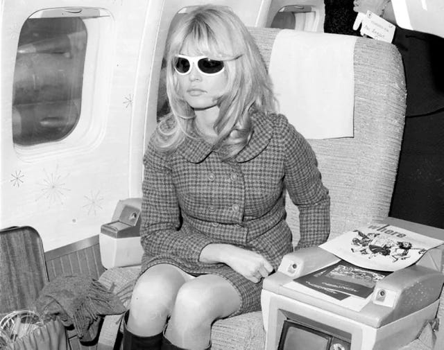 WHAT DO STYLISH PEOPLE WEAR ON THE AIRPLANE?