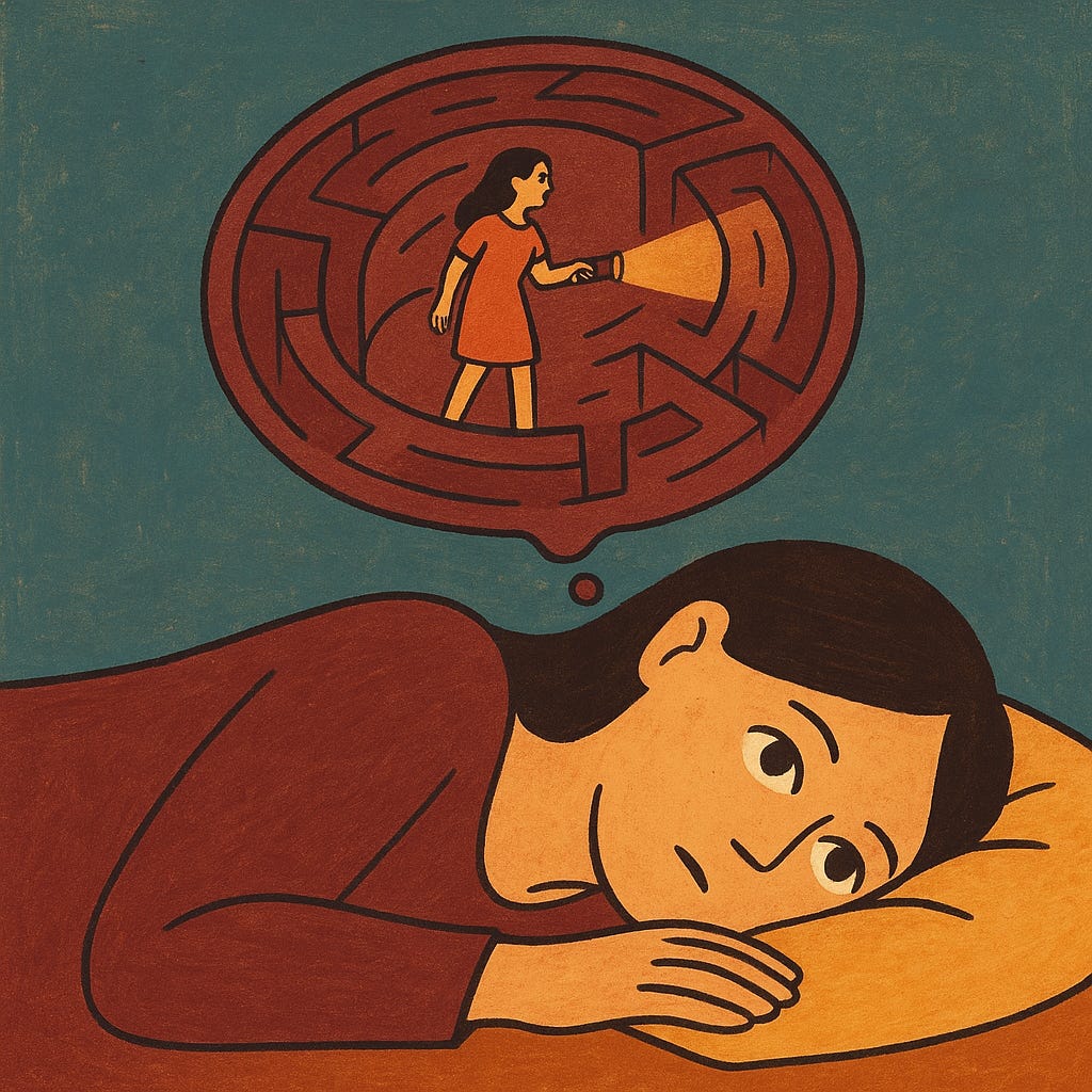 Femme allongée sur le côté, immobile, mais avec une mini-version d’elle-même debout dans sa tête, lampe torche à la main, à l’intérieur d’un labyrinthe (symbolisant l’amygdale en mode “surveillance”).